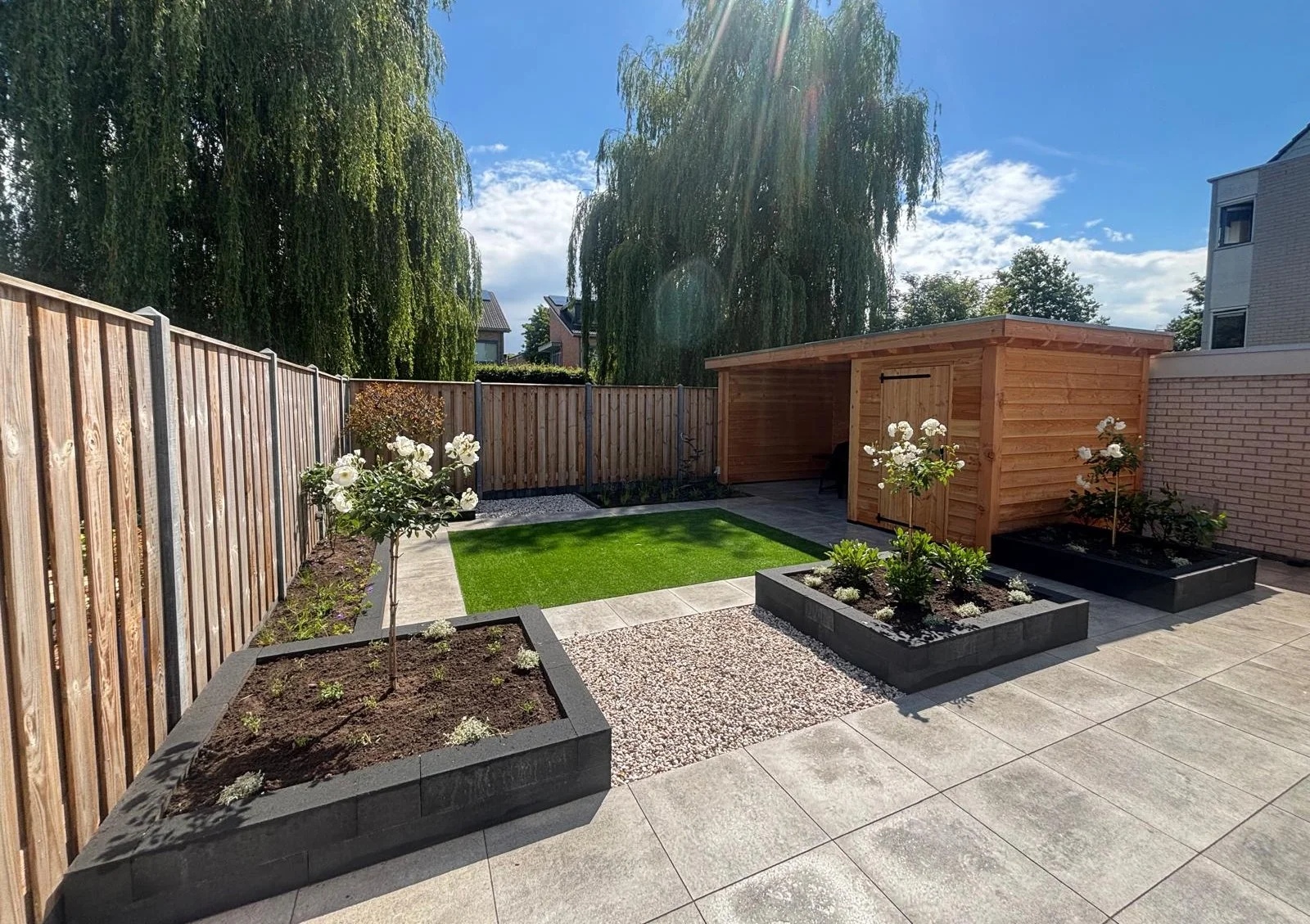 Foto na aangebrachte Beplanting vanuit de huis kant van de complete tuin in Druten
